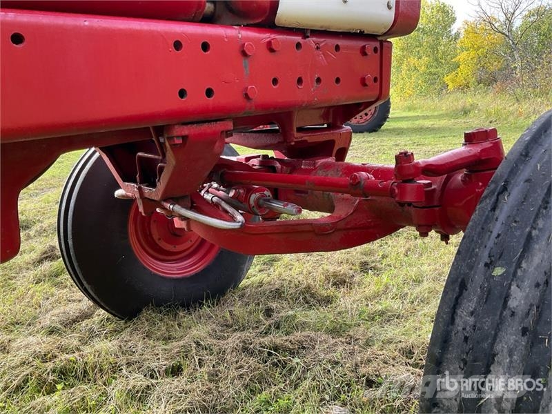 International 986 2WD Tractor Трактори