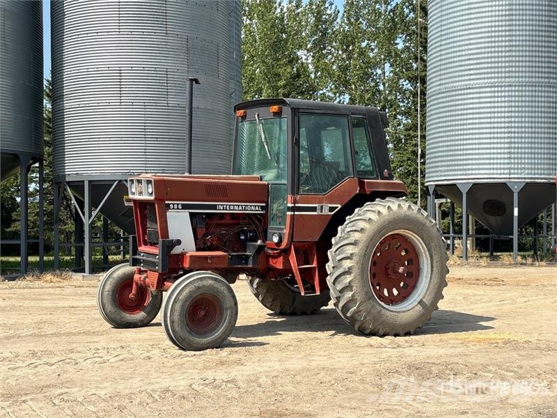 International 986 2WD Tractor الجرارات