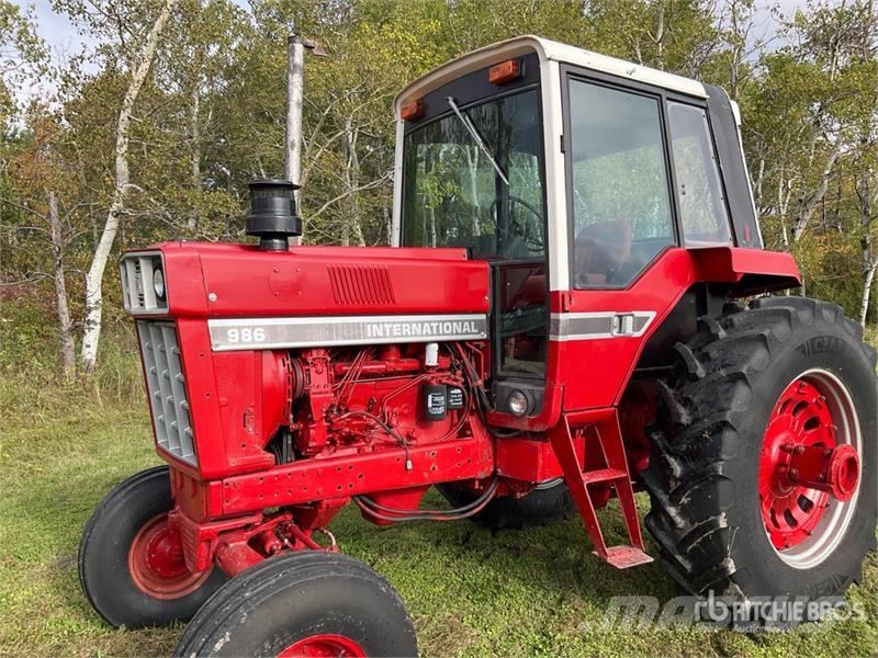 International 986 2WD Tractor Трактори