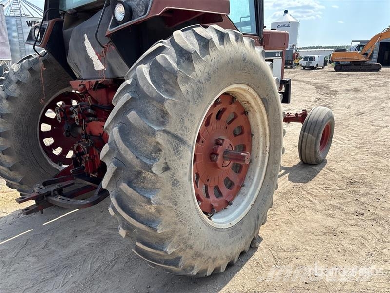 International 986 2WD Tractor الجرارات