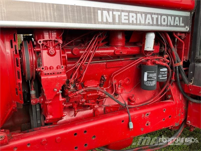 International 986 2WD Tractor Трактори