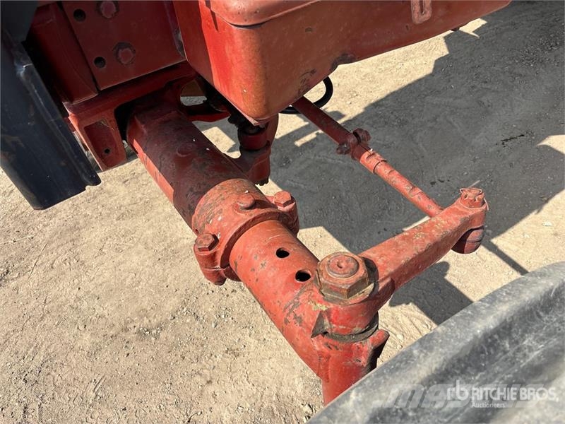 International 986 2WD Tractor الجرارات