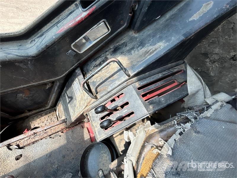 International 986 2WD Tractor الجرارات