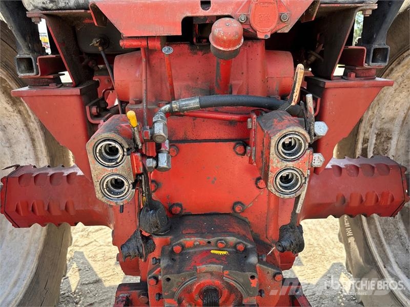 International 986 2WD Tractor الجرارات