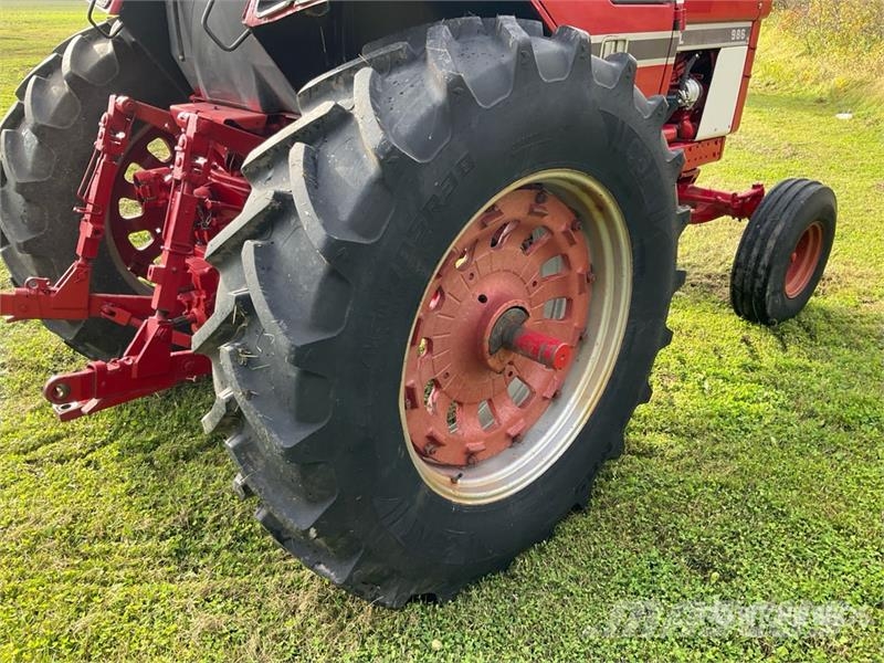 International 986 2WD Tractor Трактори