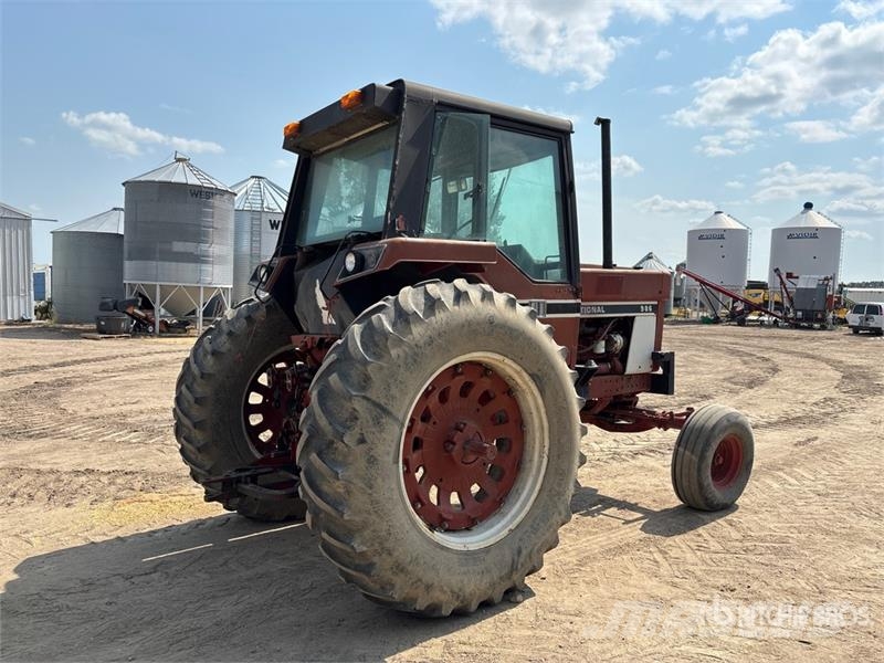 International 986 2WD Tractor الجرارات