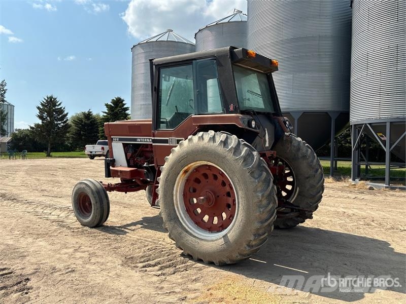 International 986 2WD Tractor الجرارات