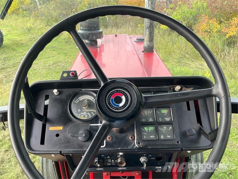 International 986 2WD Tractor Трактори
