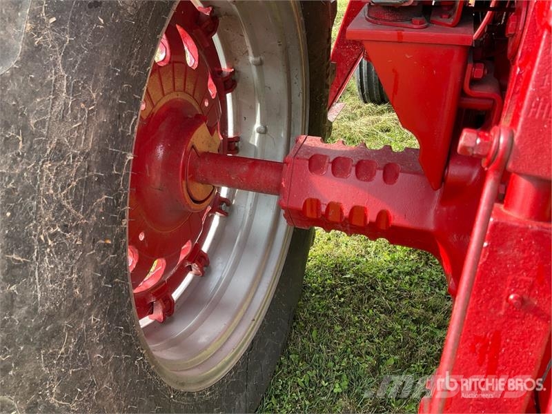 International 986 2WD Tractor Трактори