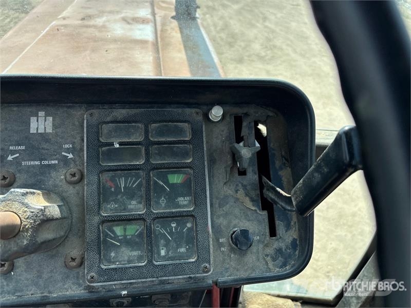 International 986 2WD Tractor الجرارات