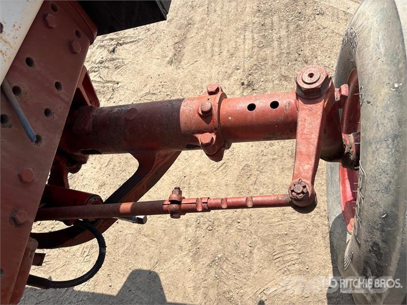 International 986 2WD Tractor الجرارات