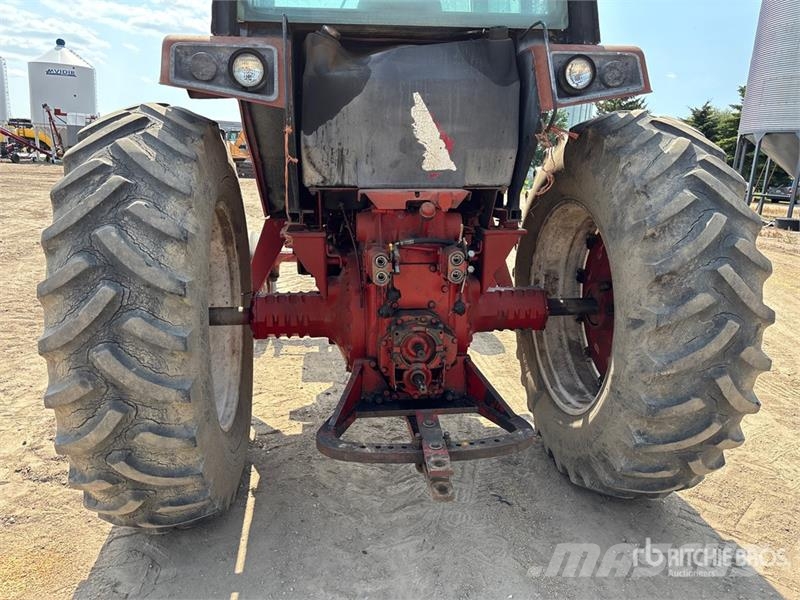 International 986 2WD Tractor الجرارات