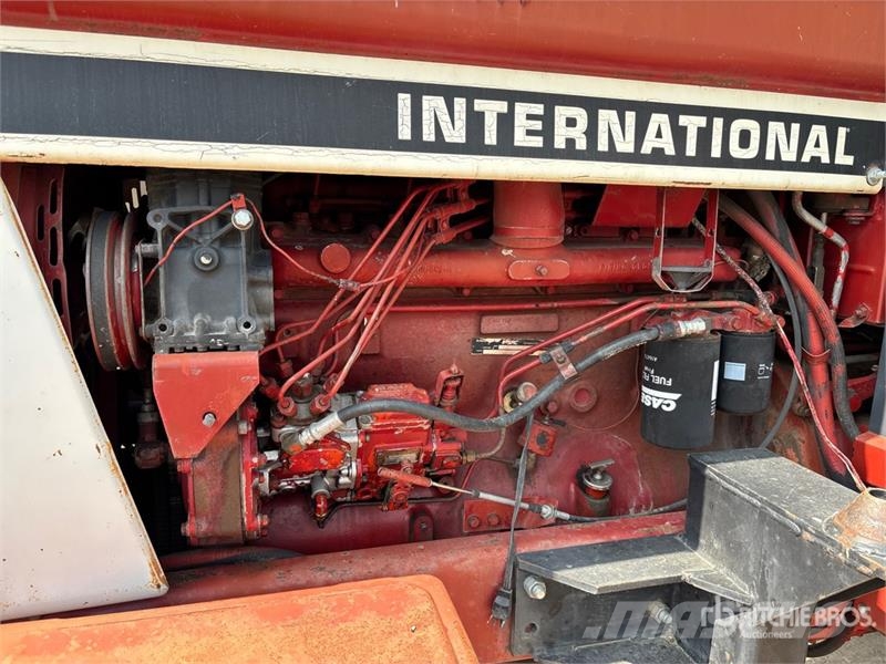 International 986 2WD Tractor الجرارات