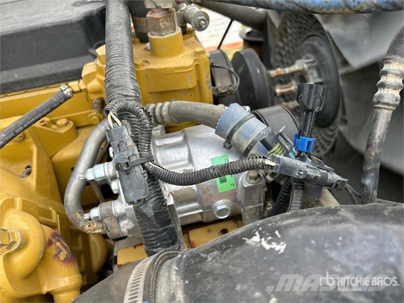 International 9900i 6x4 T/A Sleeper Truck Tractor Trekkers