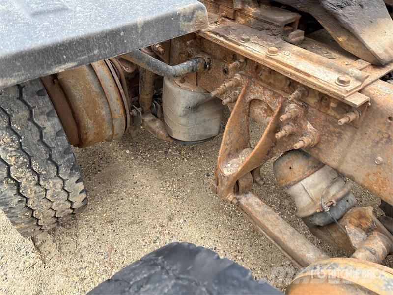 International 9900i 6x4 T/A Sleeper Truck Tractor (Inoperable) Tractor Units