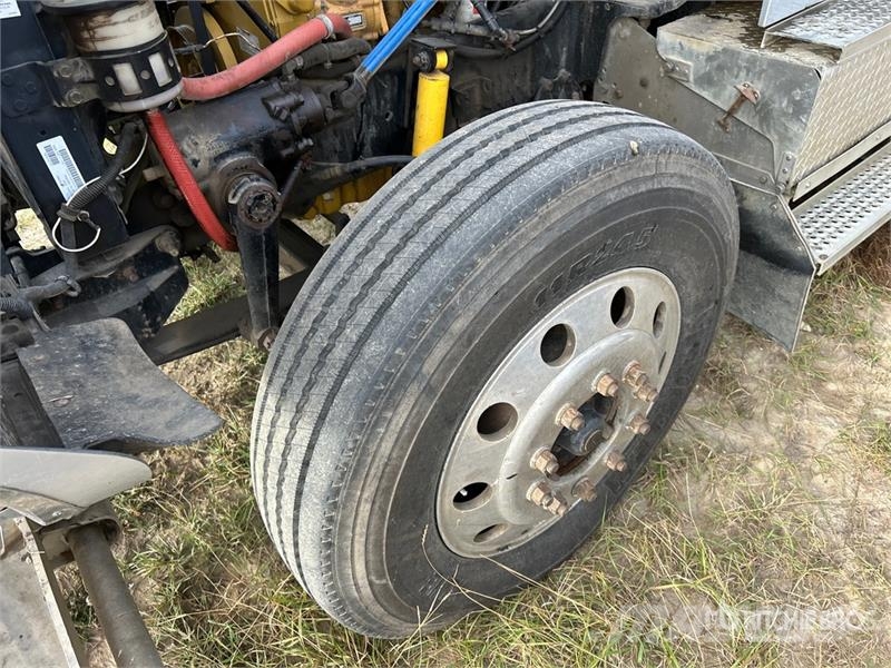 International 9900i 6x4 T/A Sleeper Truck Tractor Trekkers