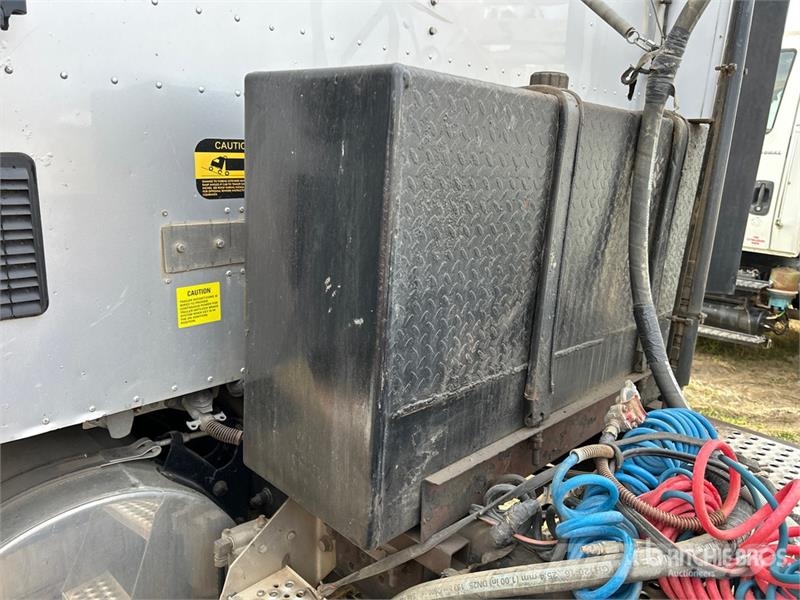 International 9900i 6x4 T/A Sleeper Truck Tractor Trekkers
