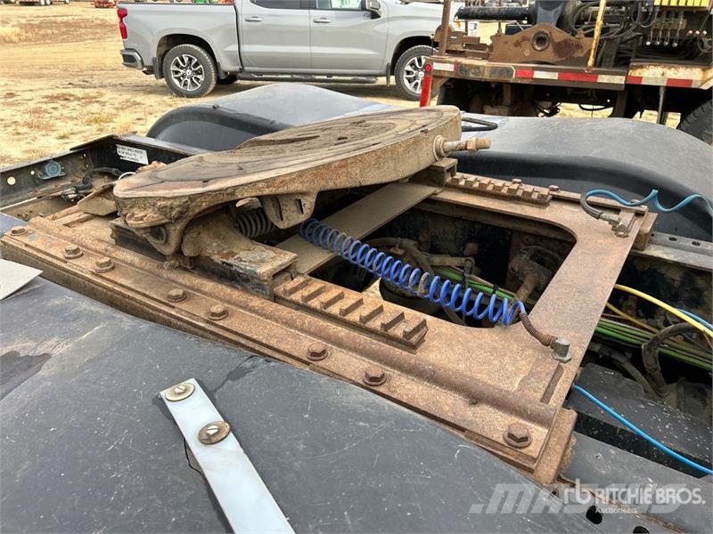 International 9900i 6x4 T/A Sleeper Truck Tractor Trekkers