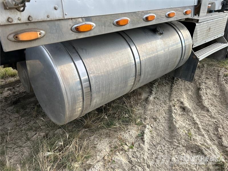 International 9900i 6x4 T/A Sleeper Truck Tractor Trekkers