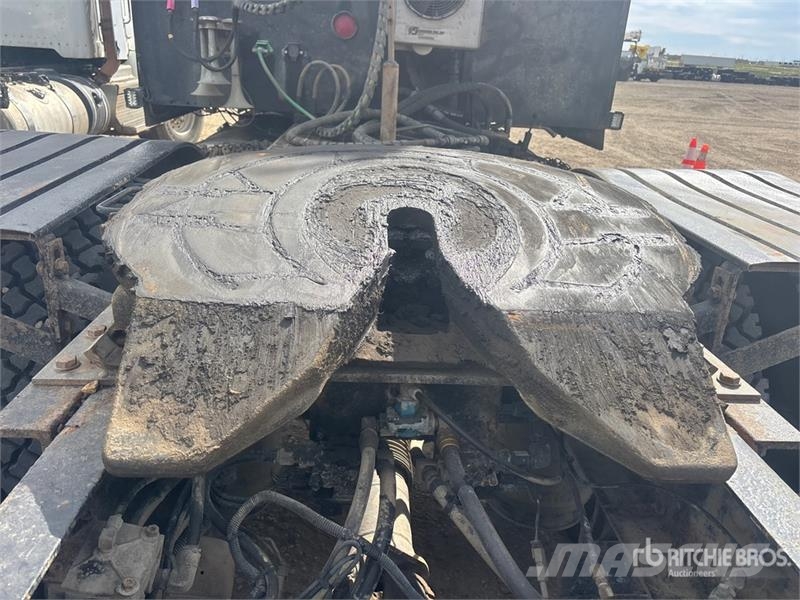 International 9900i 6x4 T/A Sleeper Truck Tractor Tractor Units