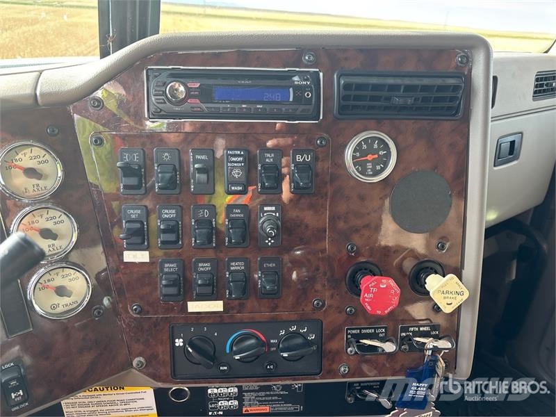 International 9900i 6x4 T/A Sleeper Truck Tractor Trekkers