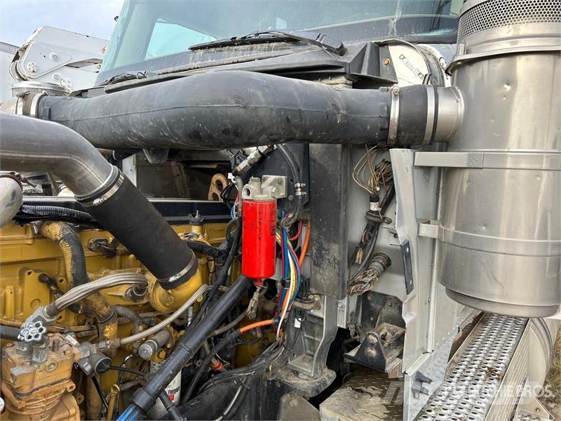 International 9900i 6x4 T/A Sleeper Truck Tractor Trekkers