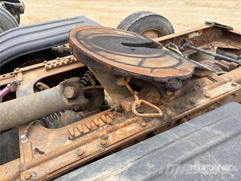 International 9900i 6x4 T/A Sleeper Truck Tractor (Inoperable) Tractor Units
