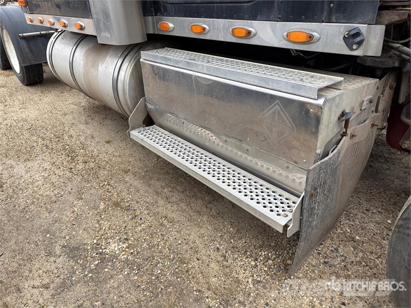 International 9900i 6x4 T/A Sleeper Truck Tractor (Inoperable) Tractor Units