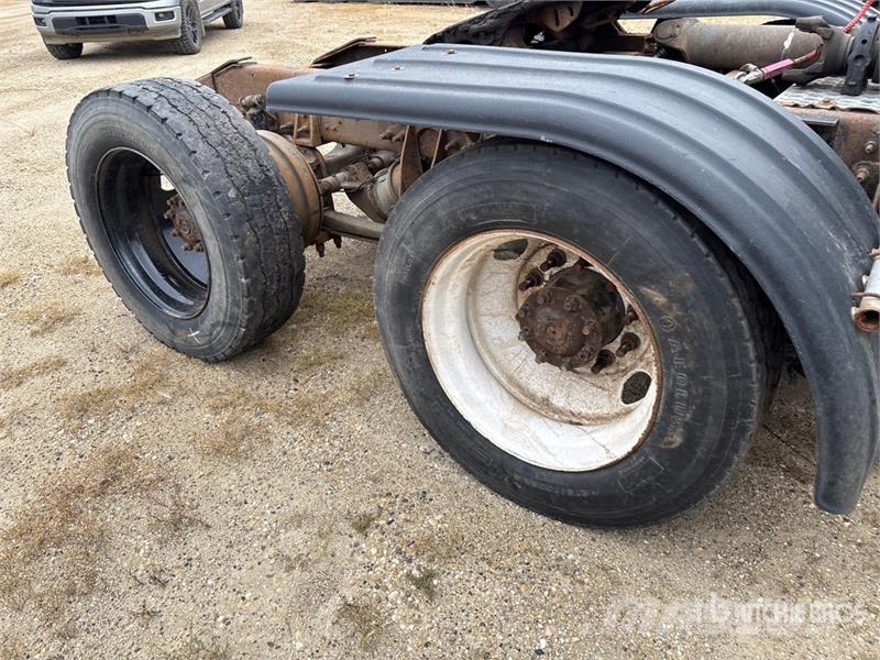 International 9900i 6x4 T/A Sleeper Truck Tractor (Inoperable) Tractor Units