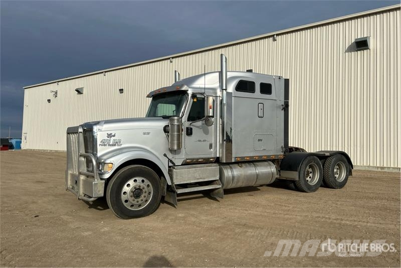 International 9900i 6x4 T/A Sleeper Truck Tractor Trekkers