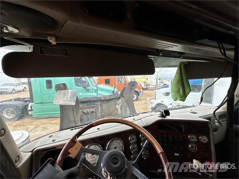 International 9900i 6x4 T/A Sleeper Truck Tractor (Inoperable) Tractor Units