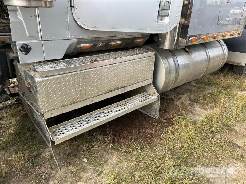 International 9900i 6x4 T/A Sleeper Truck Tractor Trekkers