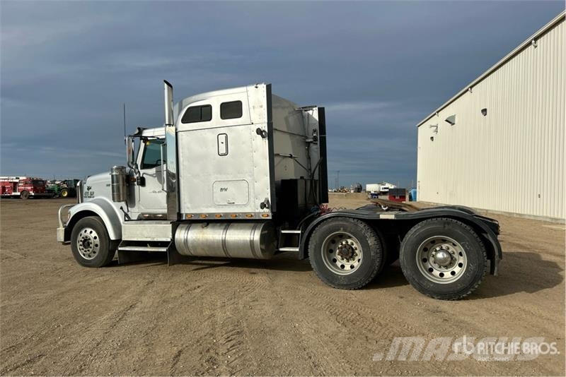 International 9900i 6x4 T/A Sleeper Truck Tractor Trekkers