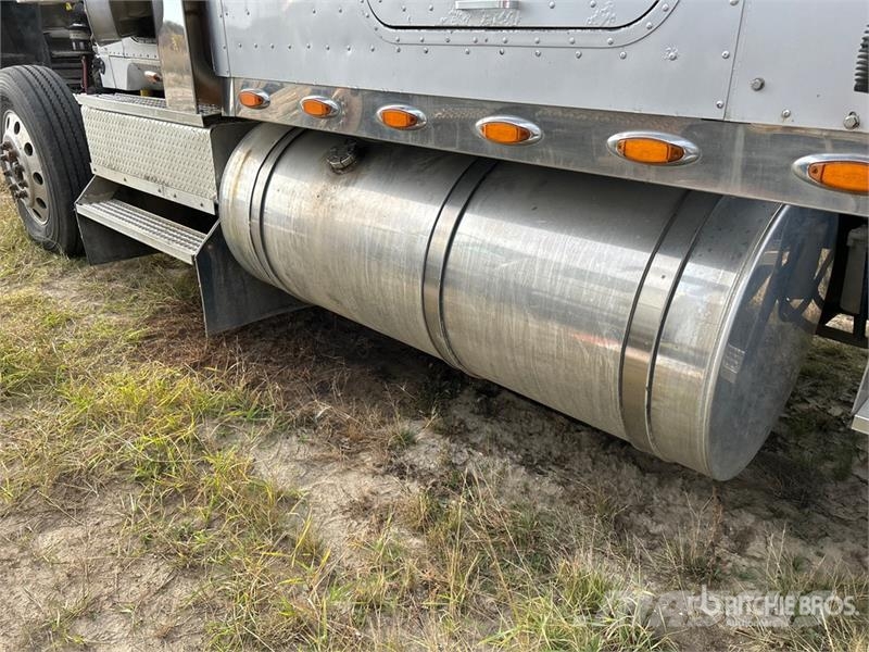 International 9900i 6x4 T/A Sleeper Truck Tractor Trekkers