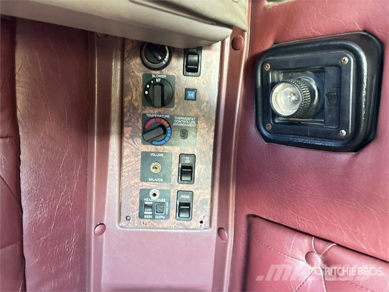 International 9900ix 6x4 T/A Sleeper Truck Tractor 牵引车