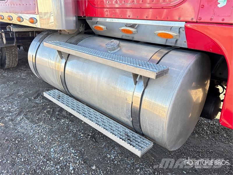 International 9900ix 6x4 T/A Sleeper Truck Tractor 牵引车