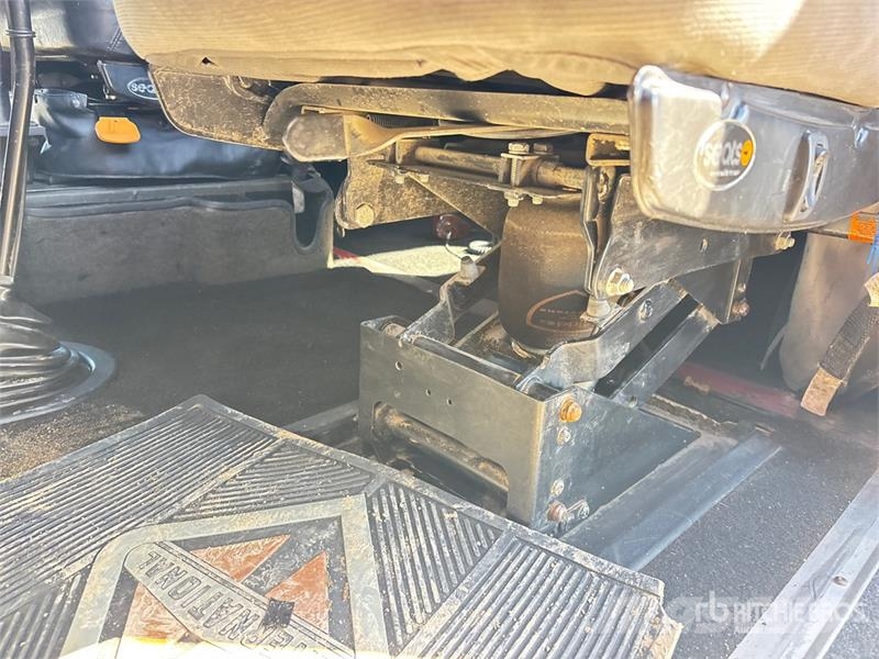 International 9900ix 6x4 T/A Sleeper Truck Tractor 牵引车