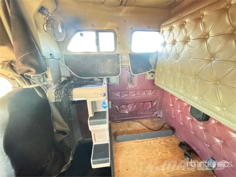 International 9900ix 6x4 T/A Sleeper Truck Tractor 牵引车