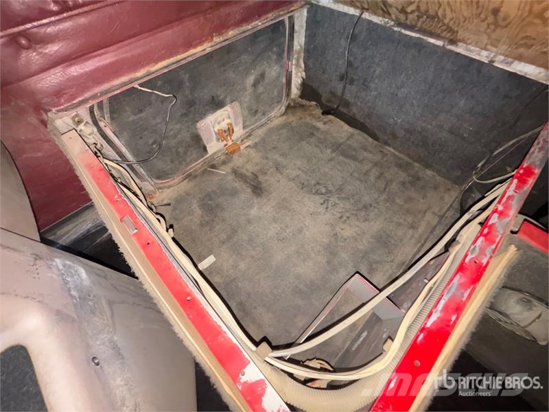 International 9900ix 6x4 T/A Sleeper Truck Tractor 牵引车