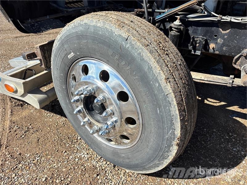 International 9900ix 6x4 T/A Sleeper Truck Tractor 牵引车