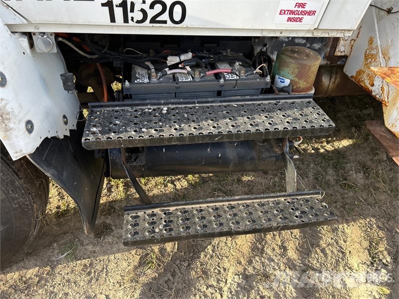 International A0445 45 ft on International 4400 4x2 Cable Placer Auto košare