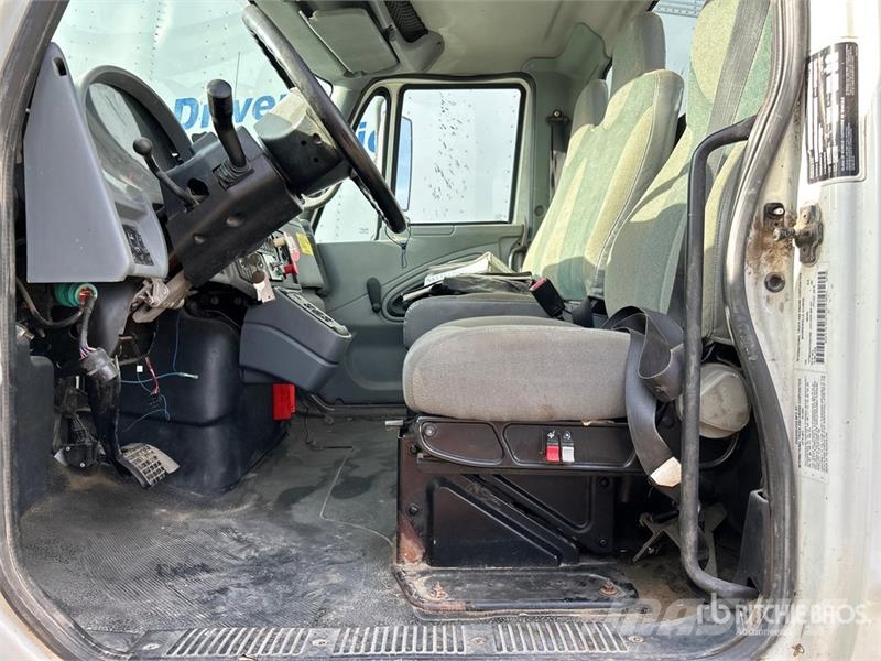 International A0445 45 ft on International 4400 4x2 Cable Placer Auto košare