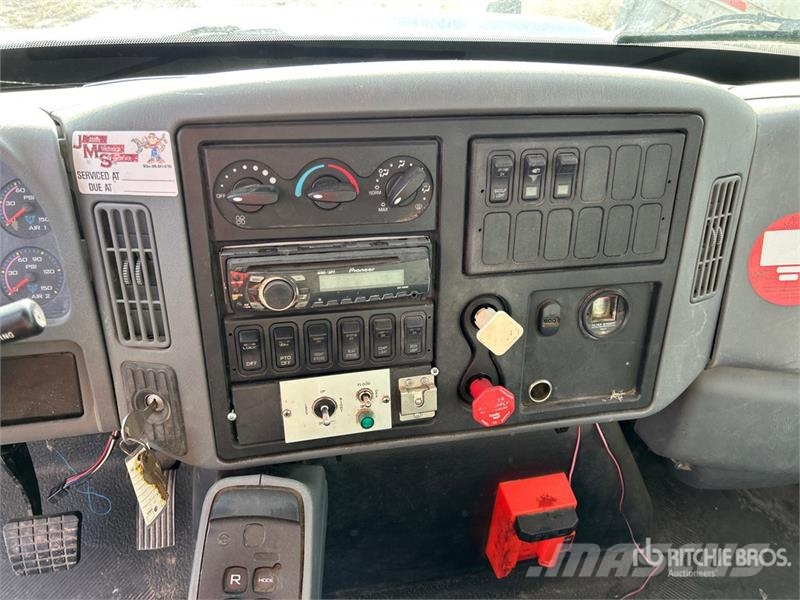 International A0445 45 ft on International 4400 4x2 Cable Placer Auto košare