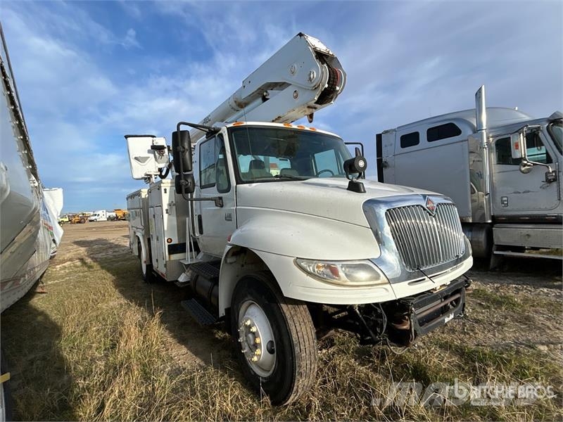 International A0445 45 ft on International 4400 4x2 Cable Placer Auto košare