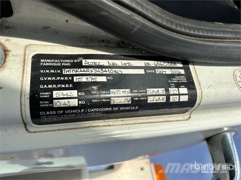 International A0445 45 ft on International 4400 4x2 Cable Placer Auto košare
