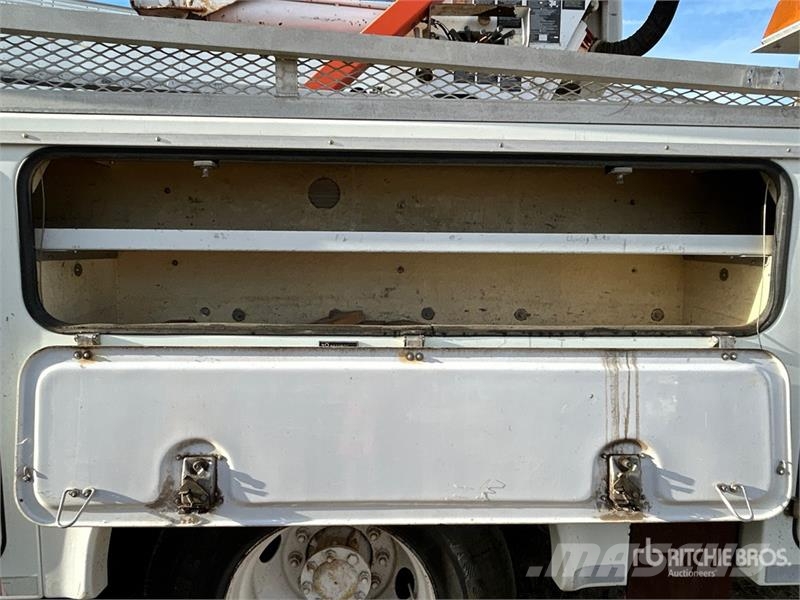 International A0445 45 ft on International 4400 4x2 Cable Placer Auto košare