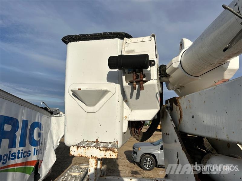 International A0445 45 ft on International 4400 4x2 Cable Placer Auto košare