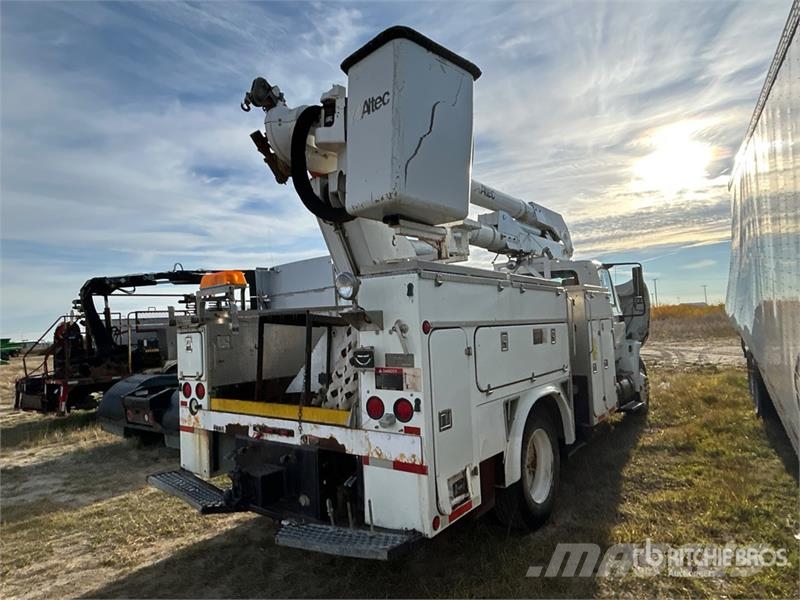 International A0445 45 ft on International 4400 4x2 Cable Placer Auto košare