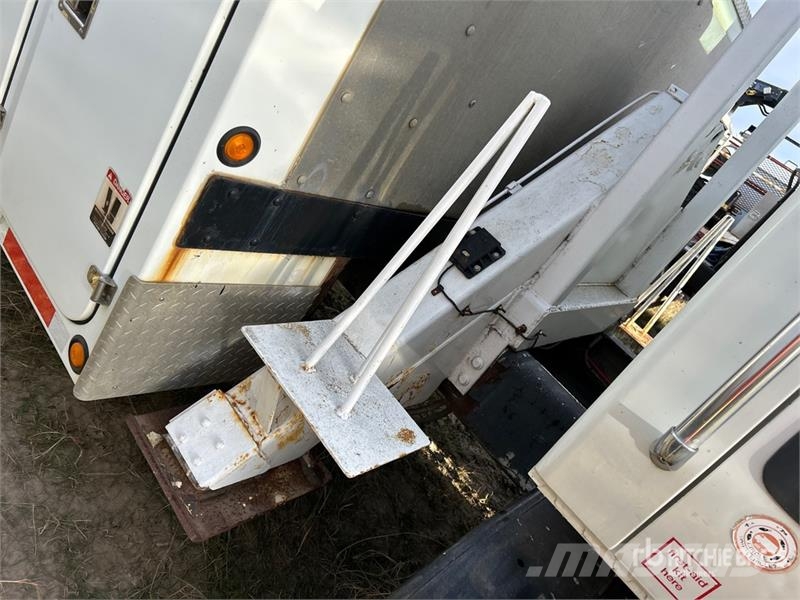 International A0445 45 ft on International 4400 4x2 Cable Placer Auto košare