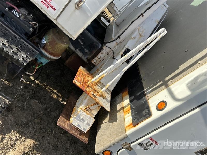International A0445 45 ft on International 4400 4x2 Cable Placer Auto košare